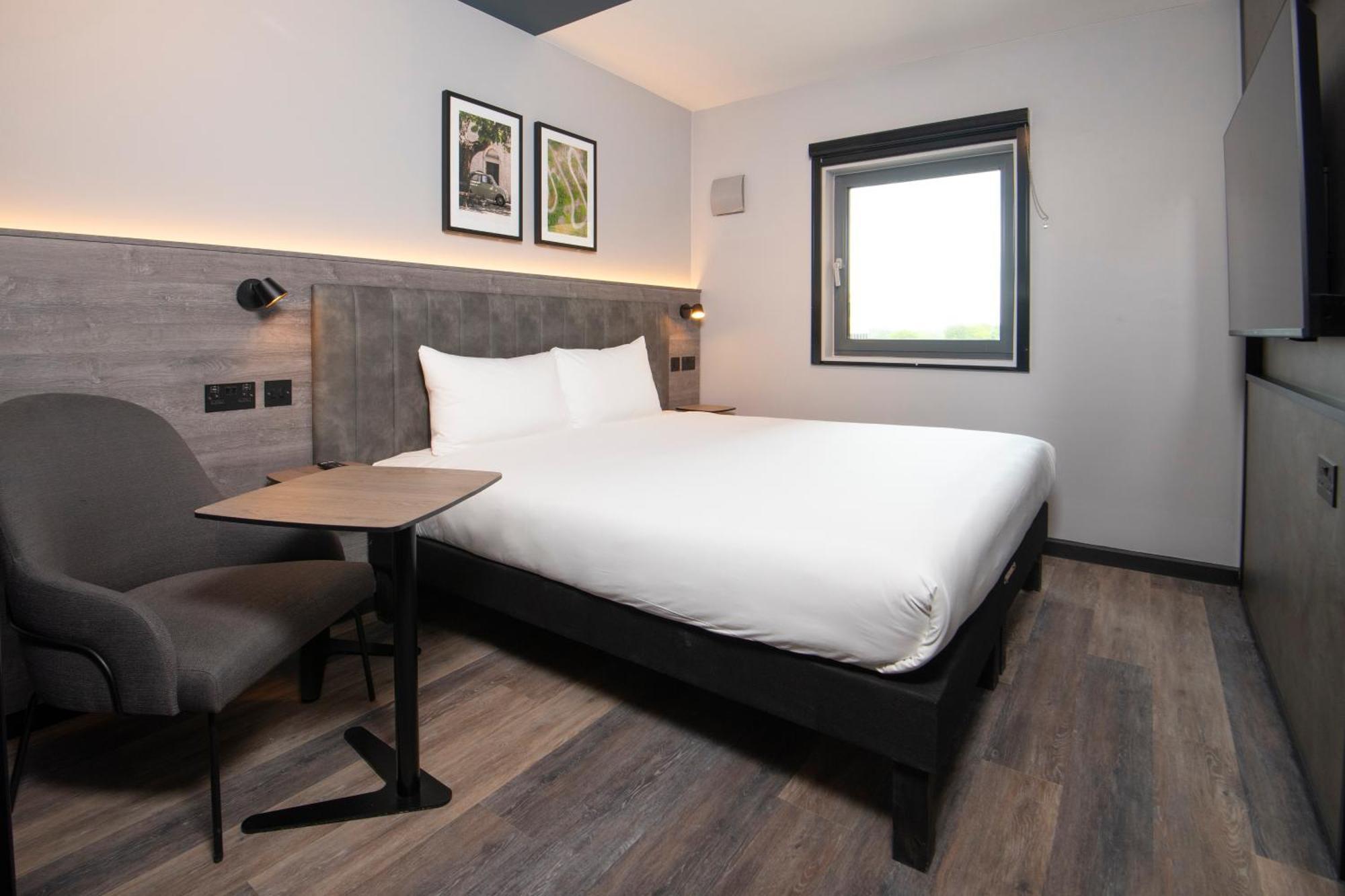Ibis Styles London Gatwick Airport Hotel Crawley  Exterior foto