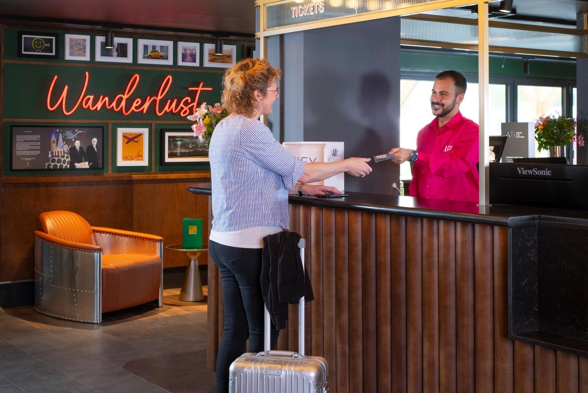 Ibis Styles London Gatwick Airport Hotel Crawley  Exterior foto
