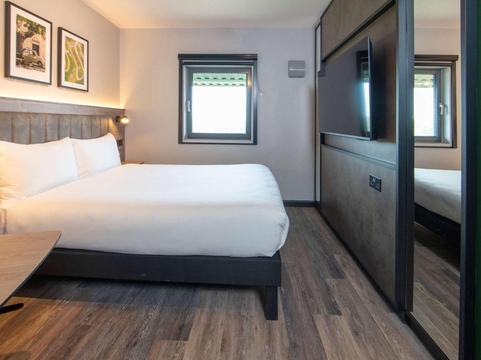 Ibis Styles London Gatwick Airport Hotel Crawley  Exterior foto