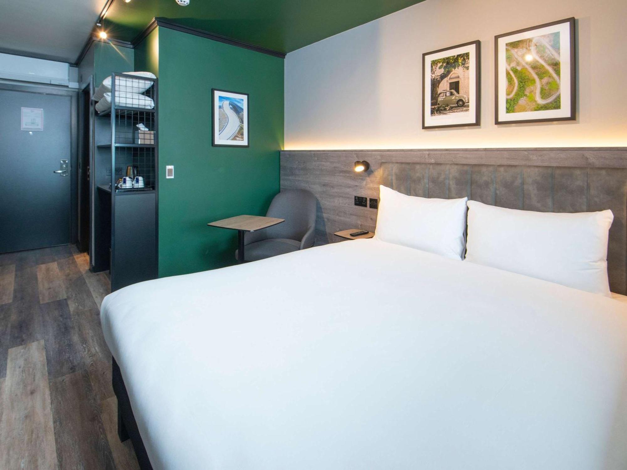 Ibis Styles London Gatwick Airport Hotel Crawley  Exterior foto