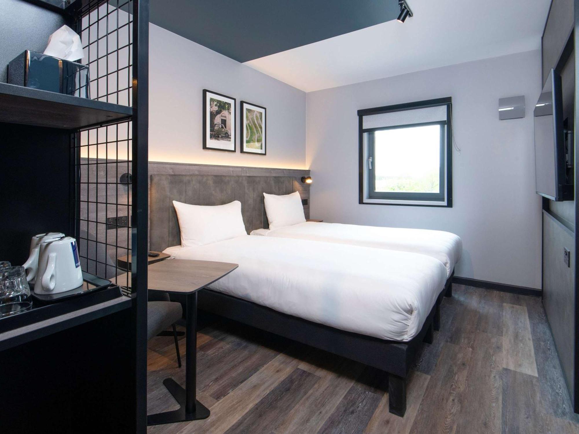 Ibis Styles London Gatwick Airport Hotel Crawley  Exterior foto