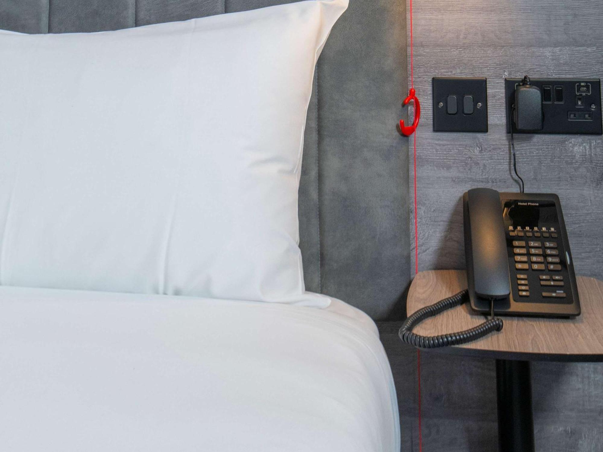 Ibis Styles London Gatwick Airport Hotel Crawley  Exterior foto