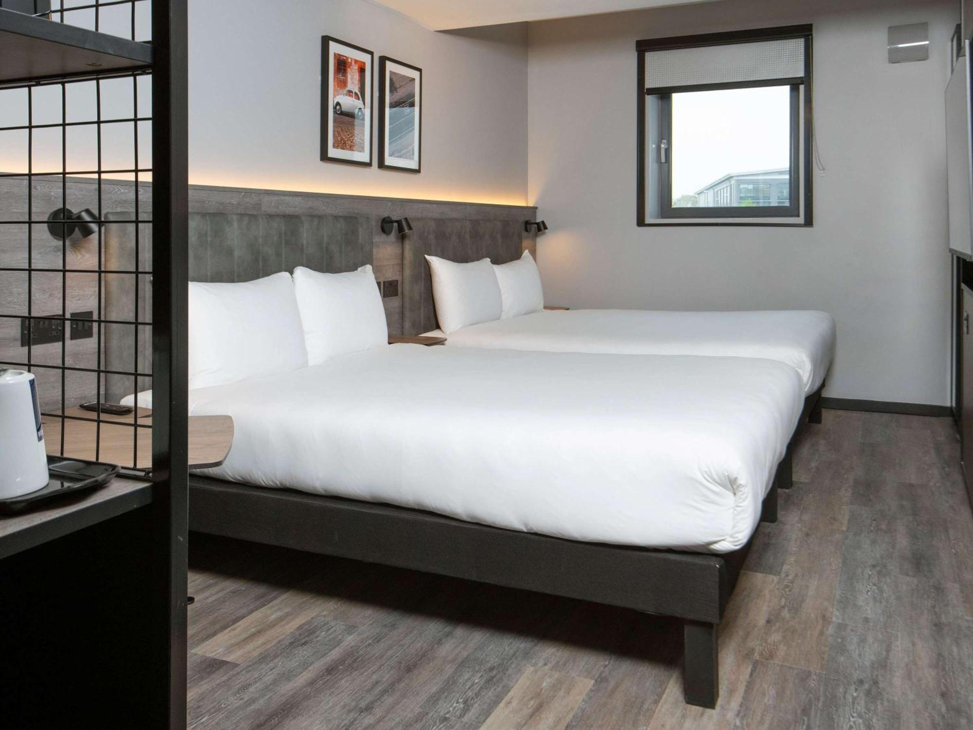 Ibis Styles London Gatwick Airport Hotel Crawley  Exterior foto