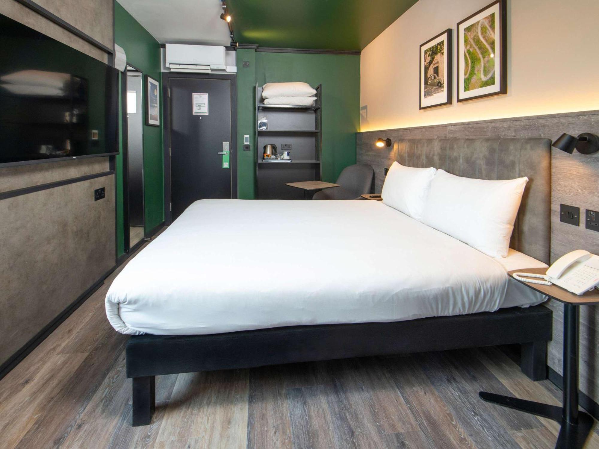 Ibis Styles London Gatwick Airport Hotel Crawley  Exterior foto