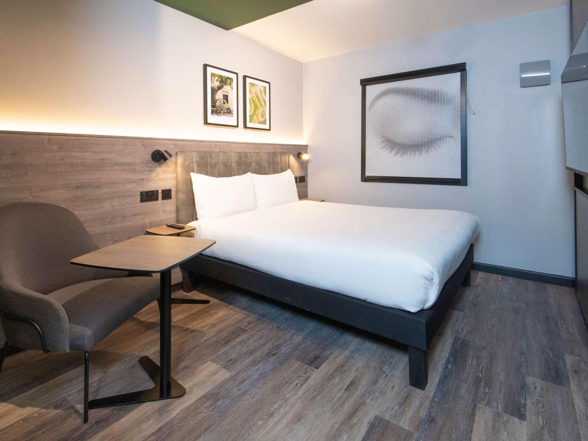 Ibis Styles London Gatwick Airport Hotel Crawley  Exterior foto