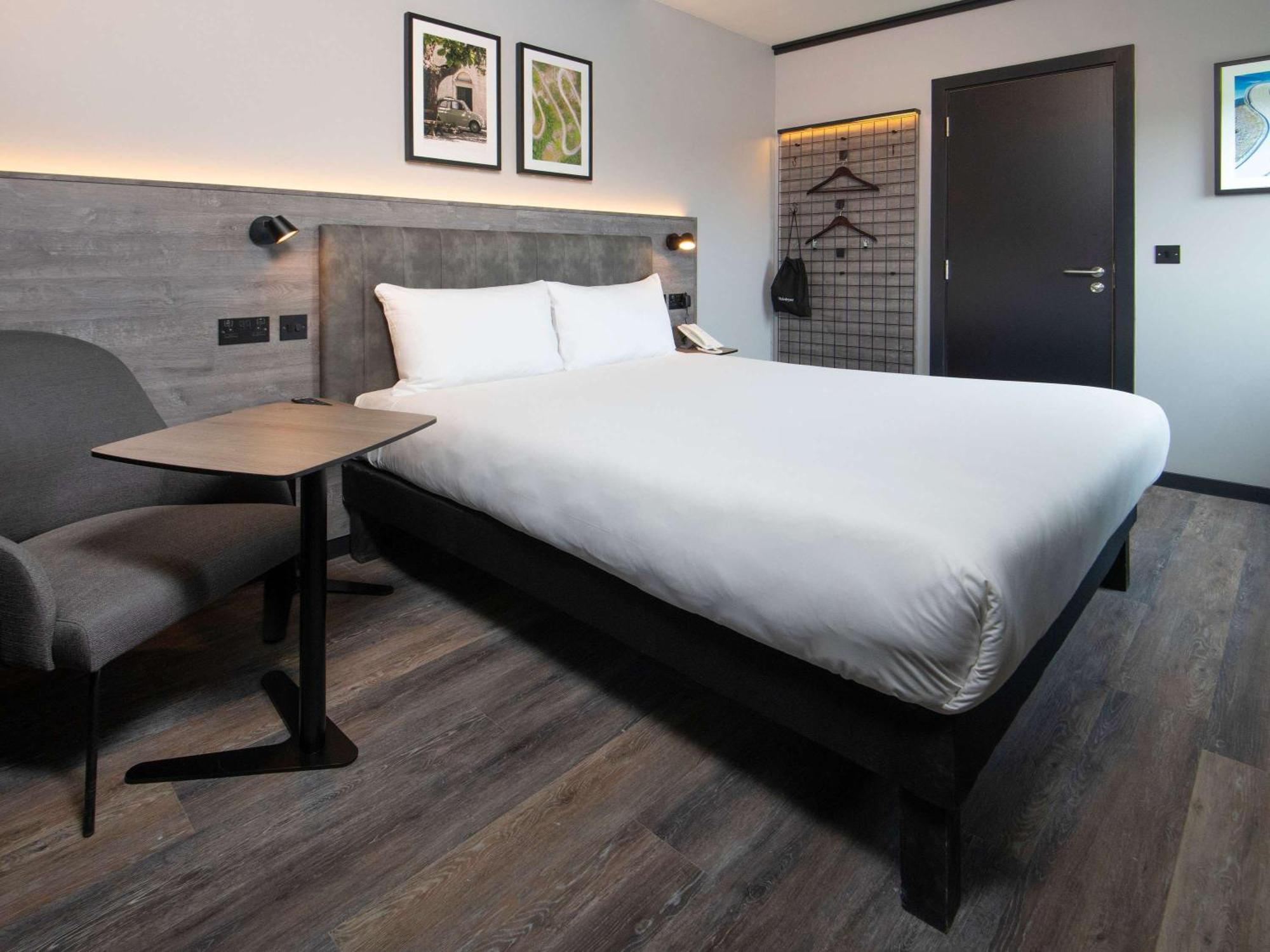 Ibis Styles London Gatwick Airport Hotel Crawley  Exterior foto