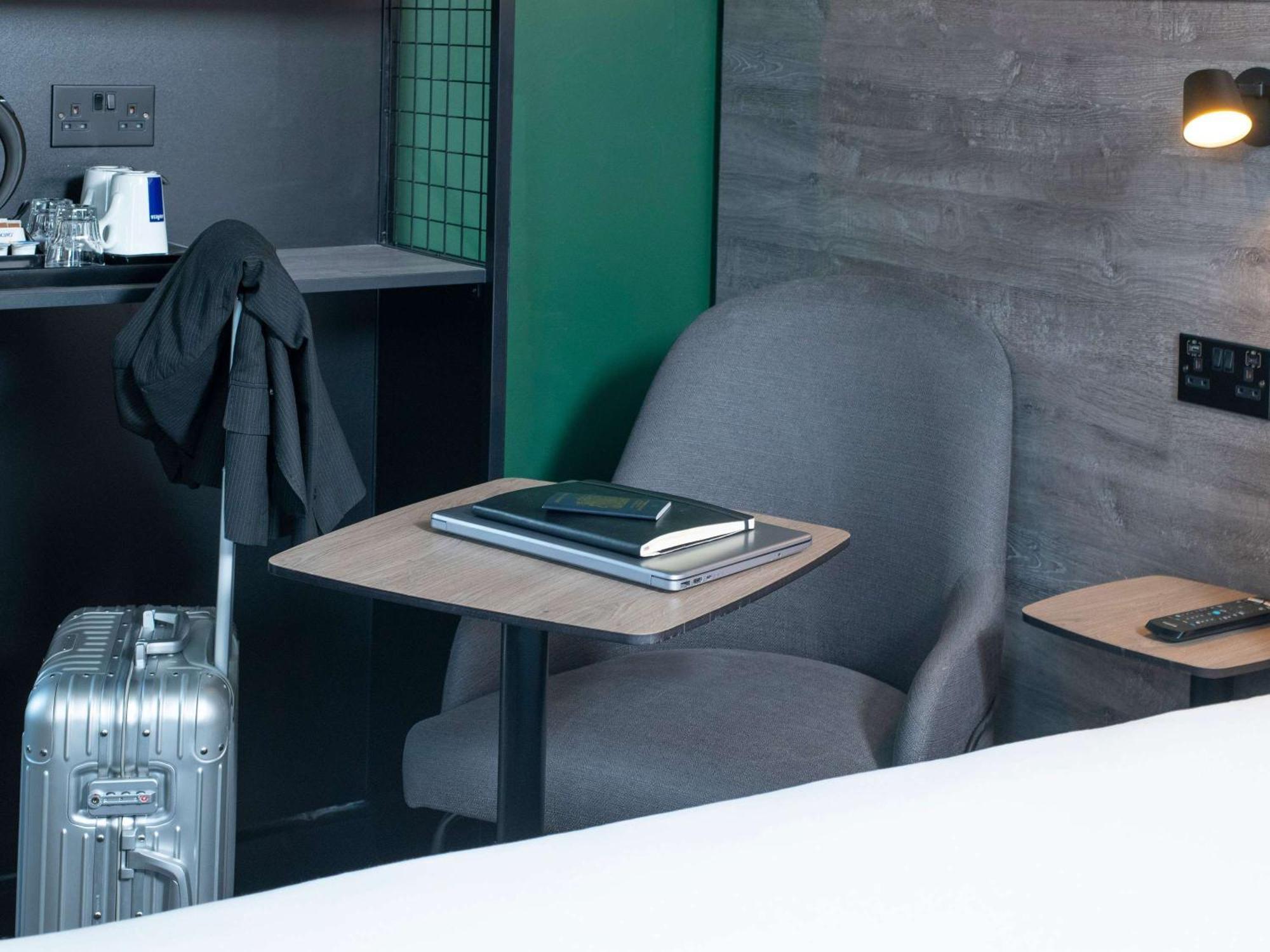 Ibis Styles London Gatwick Airport Hotel Crawley  Exterior foto