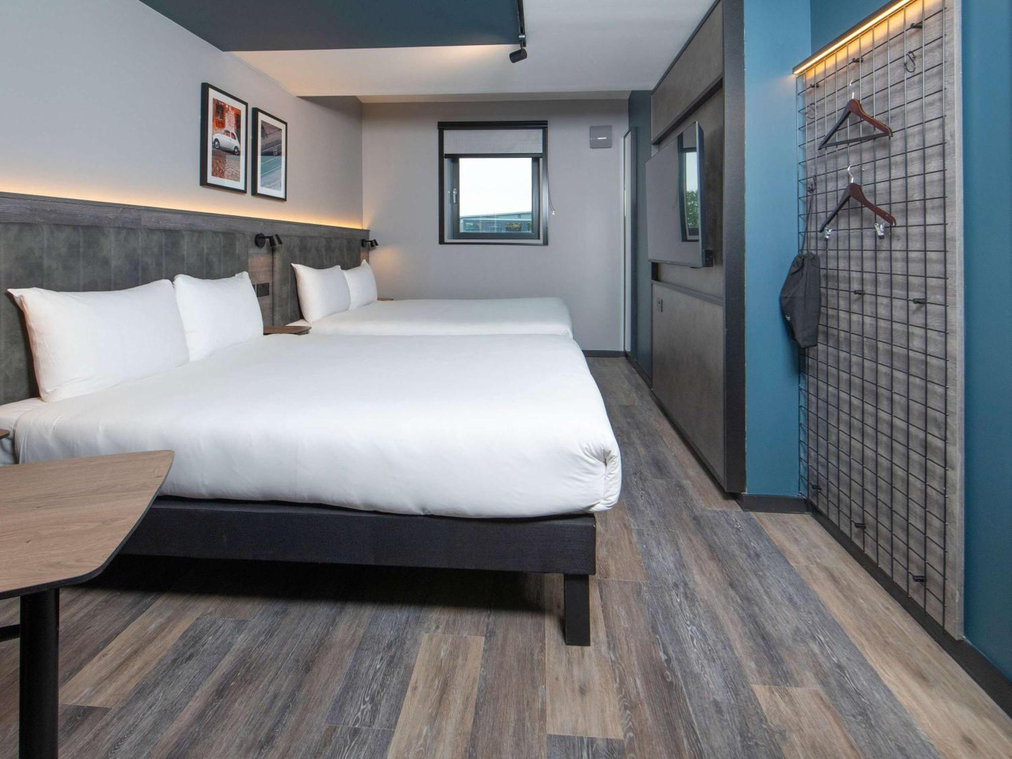 Ibis Styles London Gatwick Airport Hotel Crawley  Exterior foto