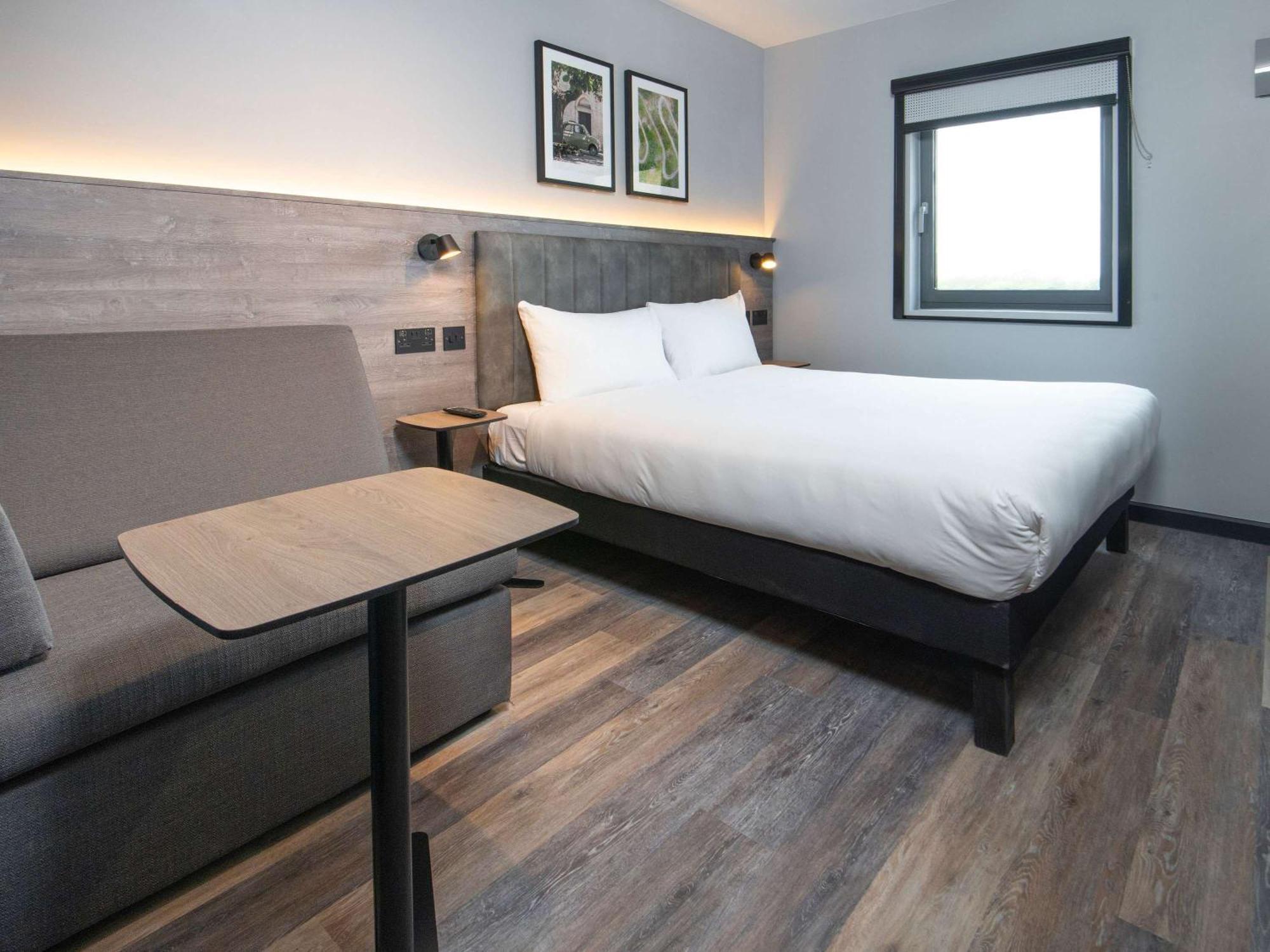 Ibis Styles London Gatwick Airport Hotel Crawley  Exterior foto