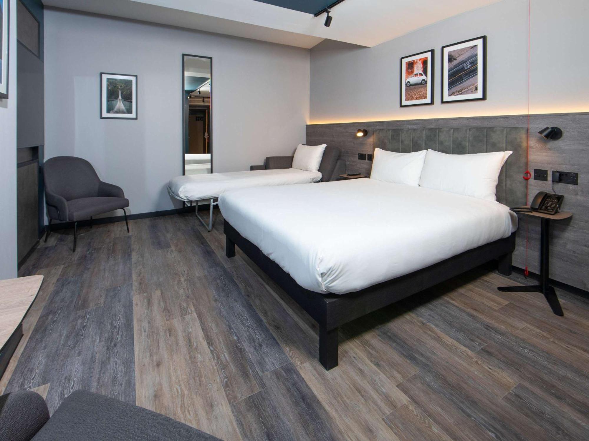 Ibis Styles London Gatwick Airport Hotel Crawley  Exterior foto