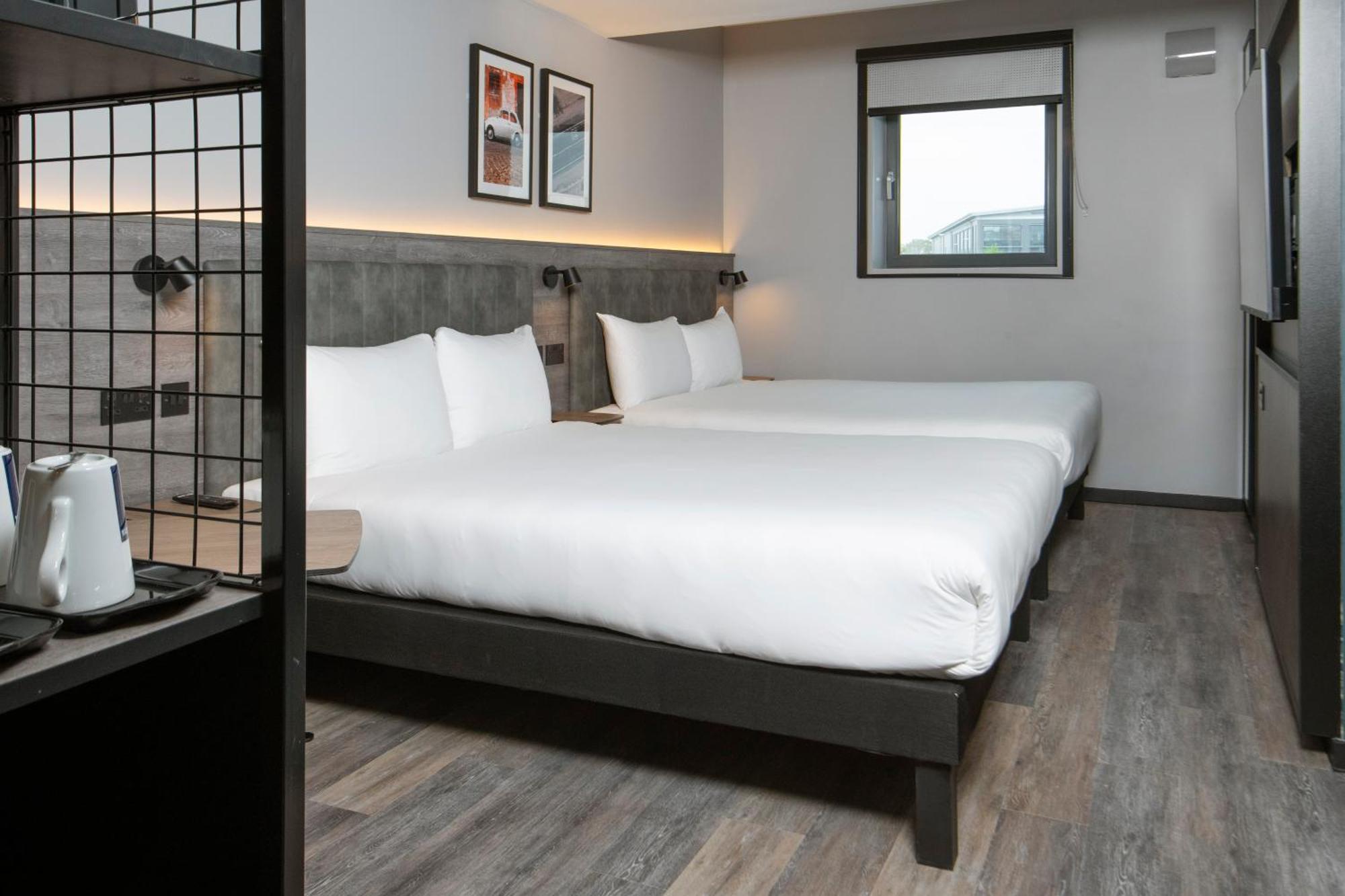 Ibis Styles London Gatwick Airport Hotel Crawley  Exterior foto