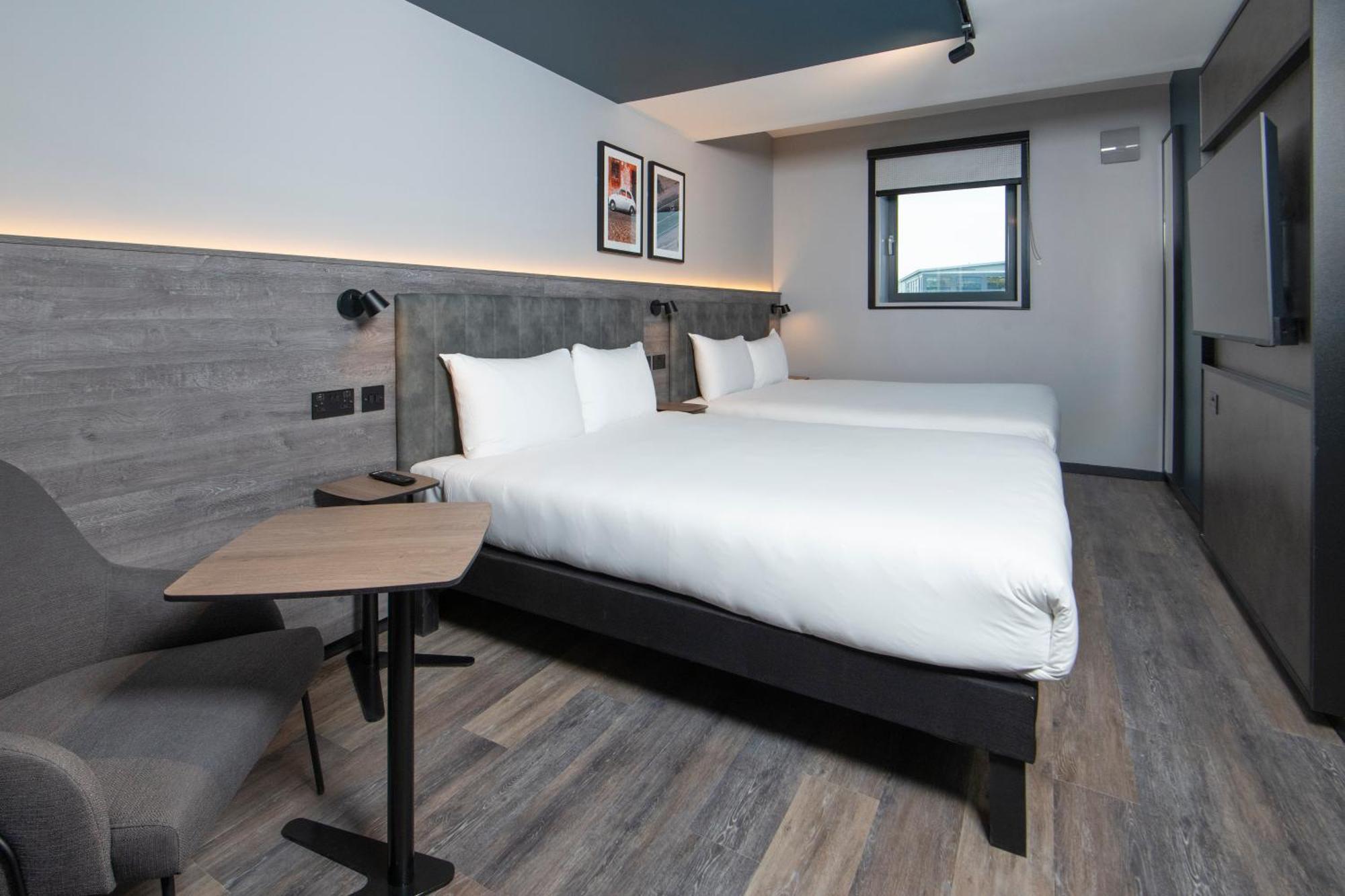 Ibis Styles London Gatwick Airport Hotel Crawley  Exterior foto