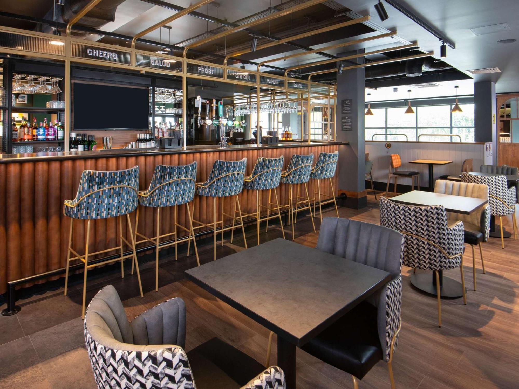 Ibis Styles London Gatwick Airport Hotel Crawley  Exterior foto