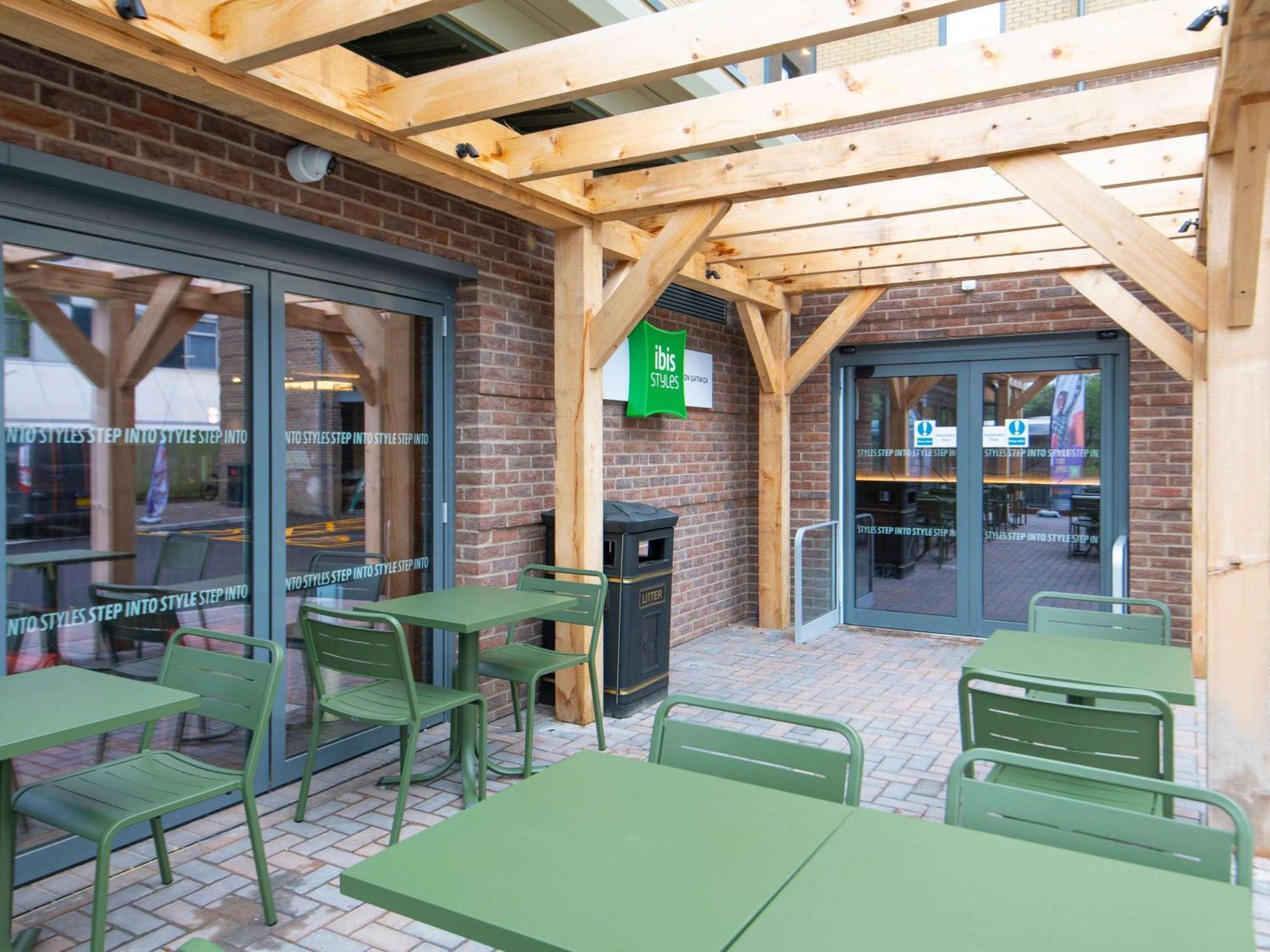 Ibis Styles London Gatwick Airport Hotel Crawley  Exterior foto