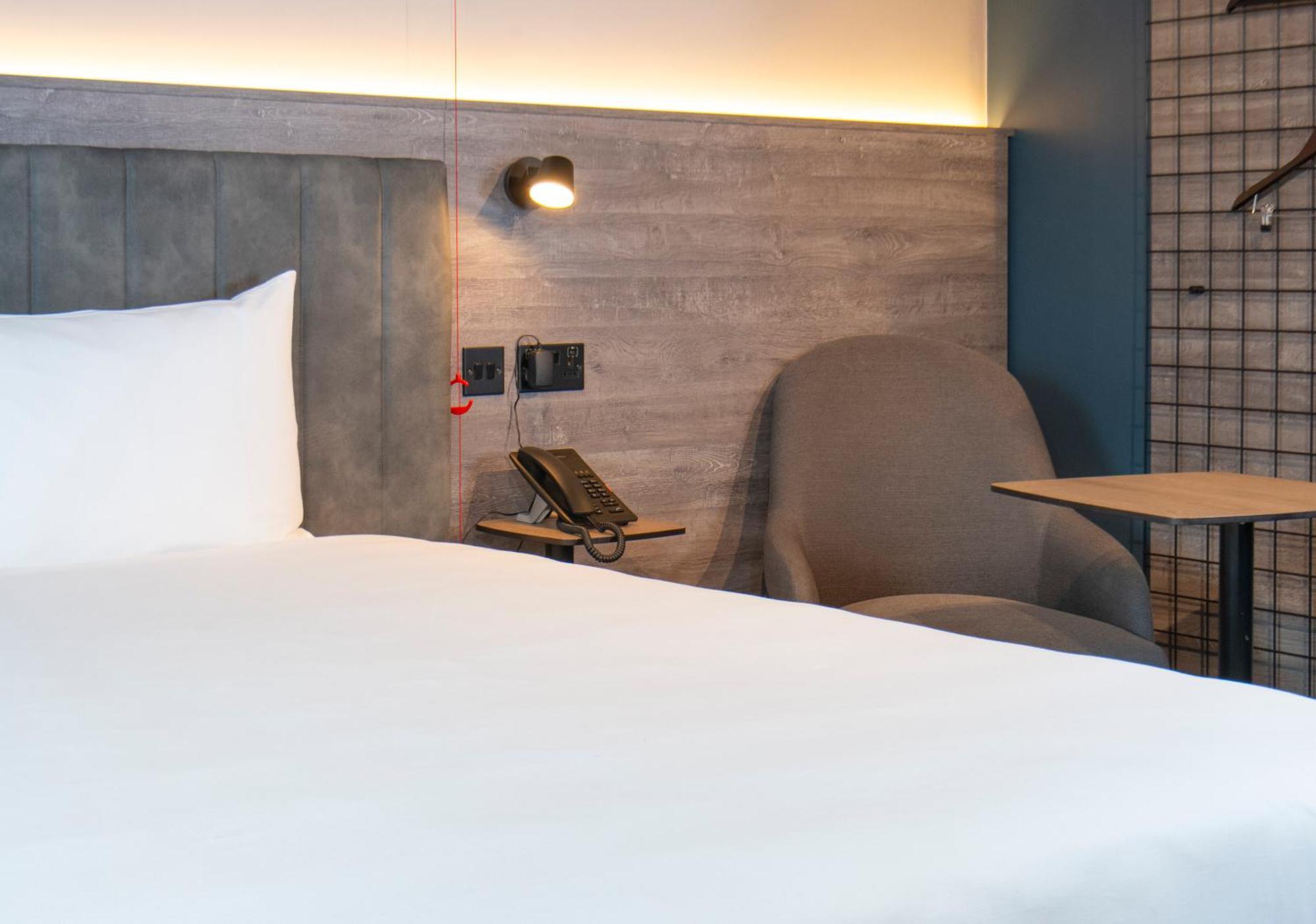 Ibis Styles London Gatwick Airport Hotel Crawley  Exterior foto