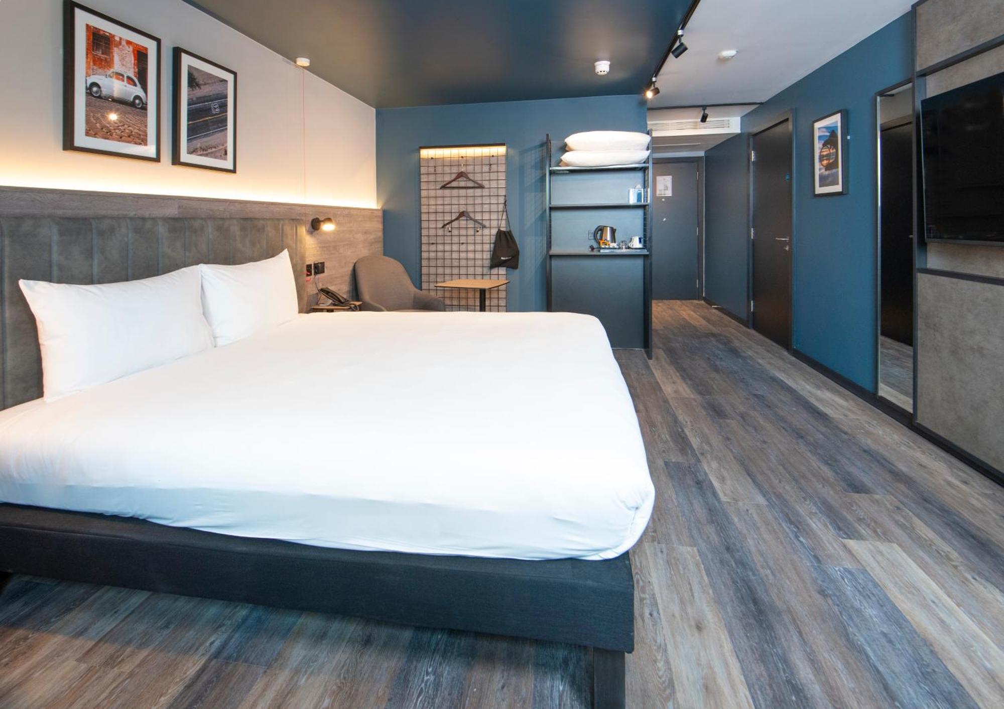 Ibis Styles London Gatwick Airport Hotel Crawley  Exterior foto