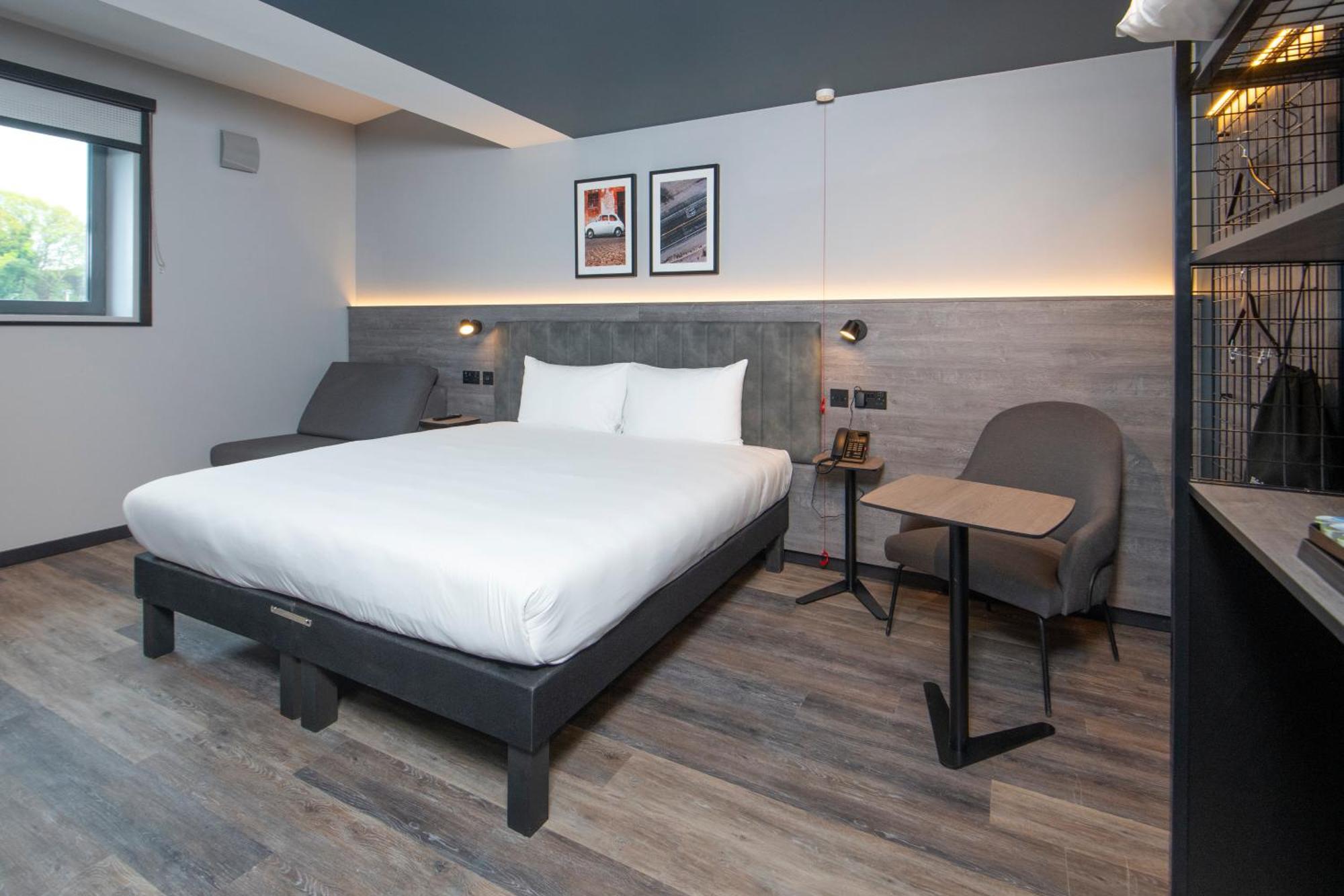 Ibis Styles London Gatwick Airport Hotel Crawley  Exterior foto